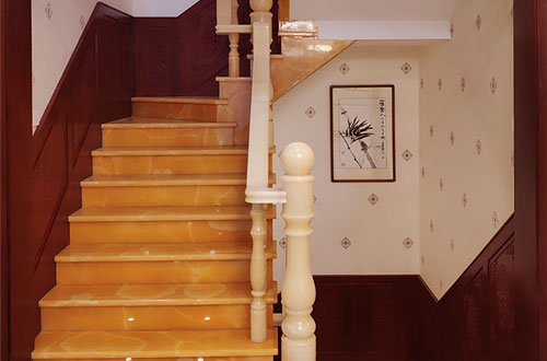 南谯中式别墅室内汉白玉石楼梯的定制安装装饰效果