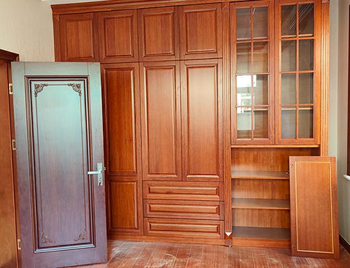 南谯中式家庭装修里定制的实木衣柜效果图